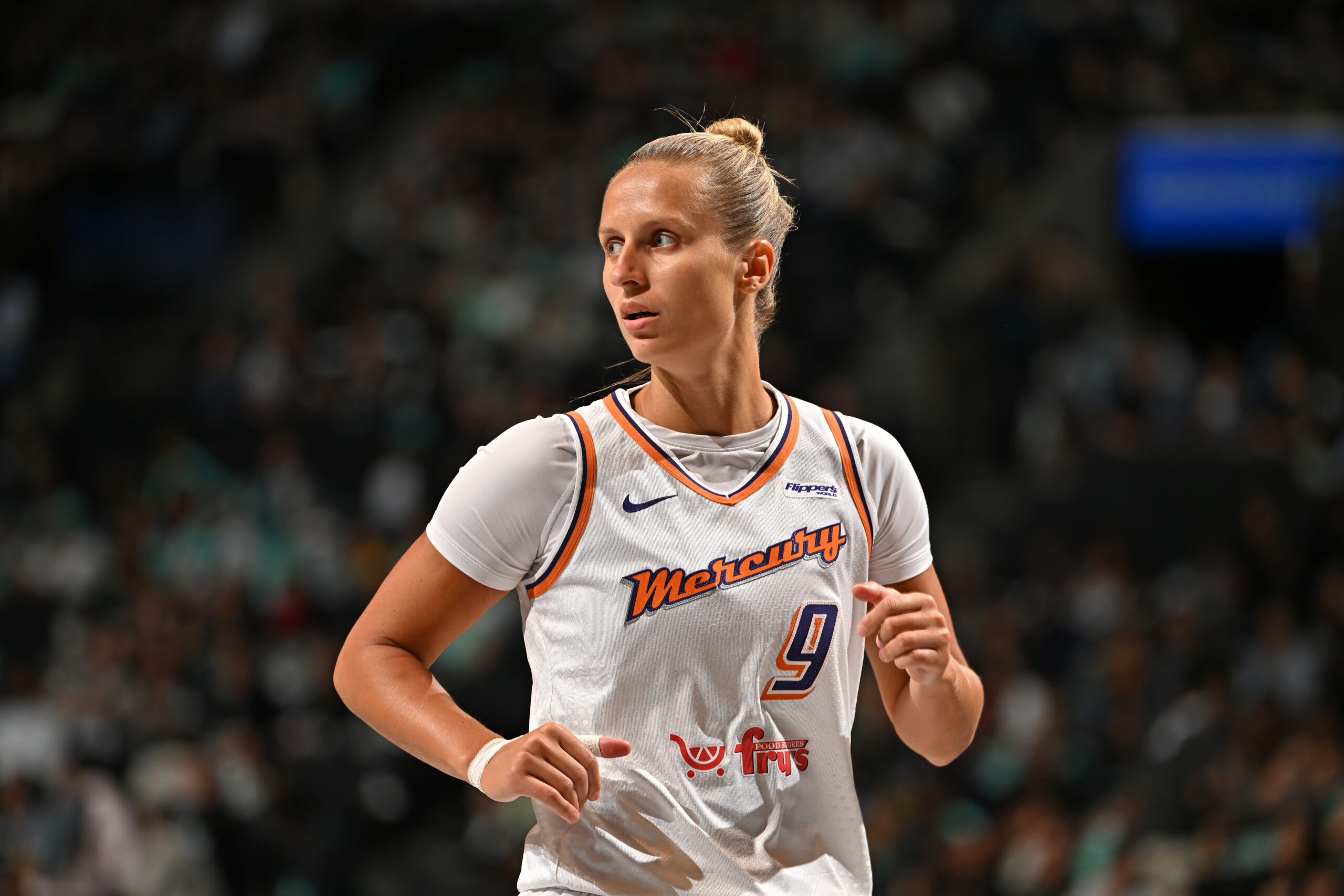Dallas Wings Sign Kitija Laksa
